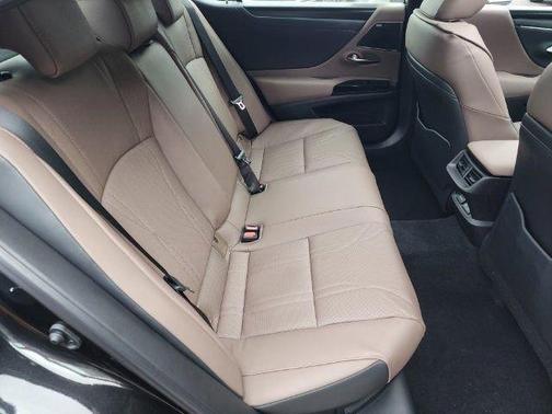 2024 Lexus ES 300h Luxury