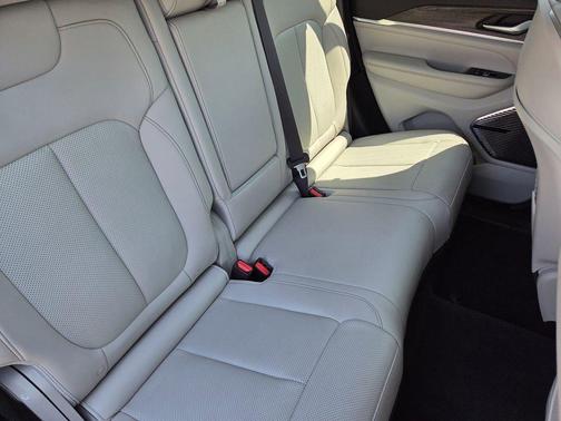 Diamond Black Crystal Pearlcoat 2023 Jeep Grand Cherokee Overland