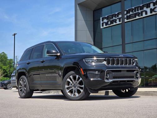 Diamond Black Crystal Pearlcoat 2023 Jeep Grand Cherokee Overland