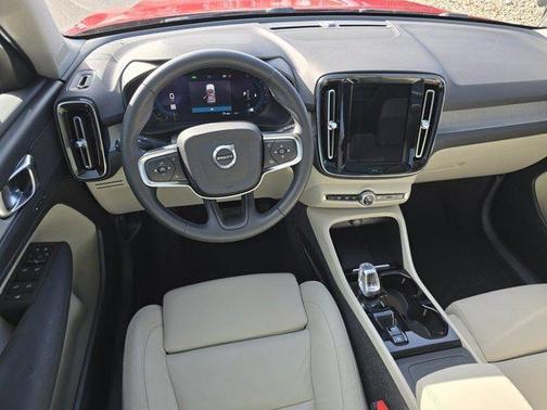 2023 Volvo XC40 B5 Plus Bright Theme