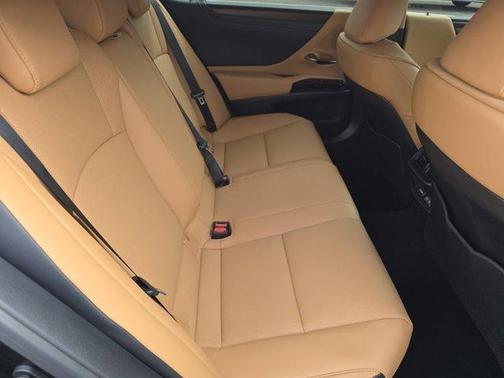 2025 Lexus ES 300h Base