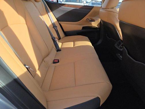 2025 Lexus ES 300h F SPORT Design