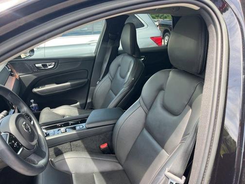 Onyx Black Metallic 2023 Volvo XC60 B5 Ultimate Dark Theme