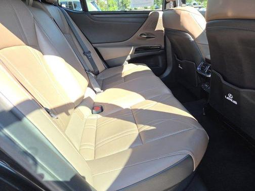 2023 Lexus ES 300h Ultra Luxury