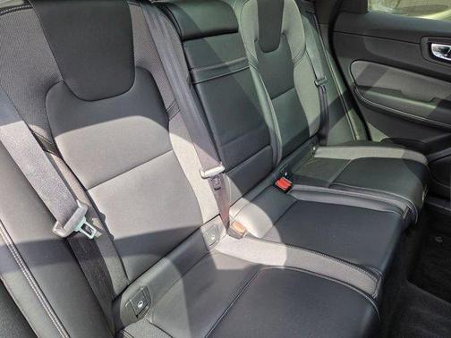 Onyx Black Metallic 2021 Volvo XC60 T5 R-Design