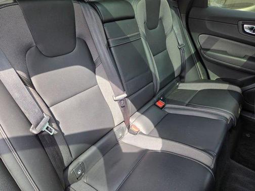 Onyx Black Metallic 2021 Volvo XC60 T5 R-Design