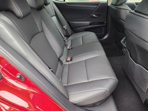 2025 Lexus ES 300h Base