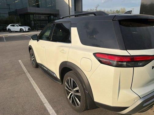 Pearl White Tricoat/Super Black 2024 Nissan Pathfinder Platinum 4WD