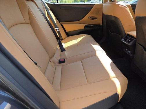 2025 Lexus ES 300h F SPORT Design