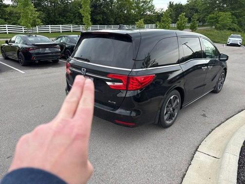 Crystal Black Pearl 2023 Honda Odyssey Elite