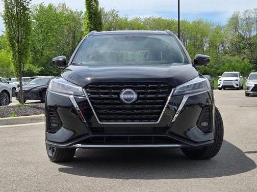 Super Black 2024 Nissan Kicks SR