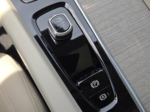2022 Volvo XC60 B6 Inscription
