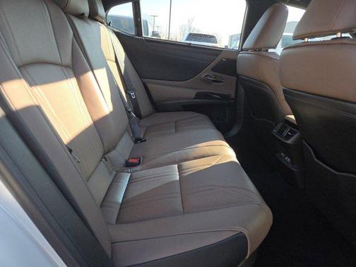 2025 Lexus ES 300h Ultra Luxury