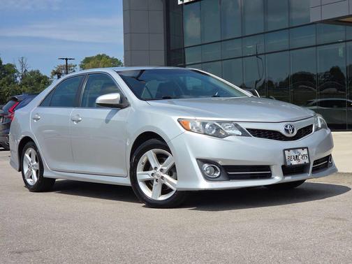 Magnetic Gray Metallic 2014 Toyota Camry SE