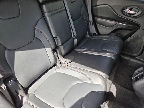 Brilliant Black Crystal Pearlcoat 2014 Jeep Cherokee Trailhawk
