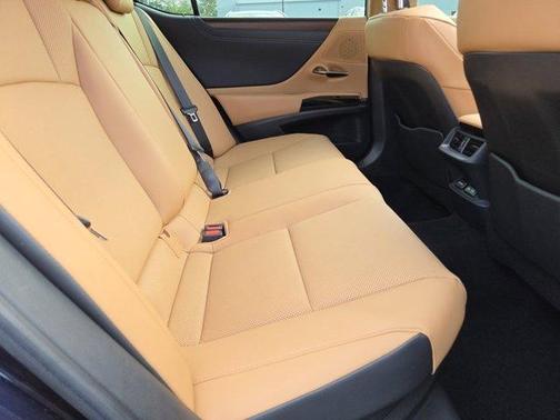 2025 Lexus ES 300h Base