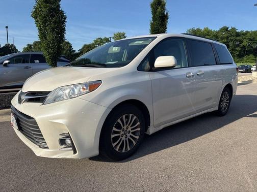 Blizzard Pearl 2019 Toyota Sienna XLE