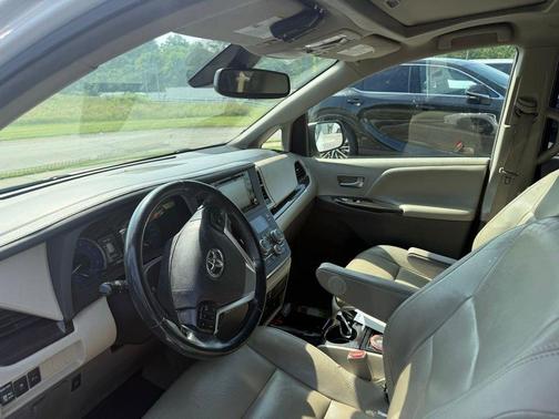 Blizzard Pearl 2019 Toyota Sienna XLE