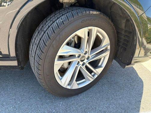 Mythos Black Metallic 2023 Audi Q7 45 Premium Plus