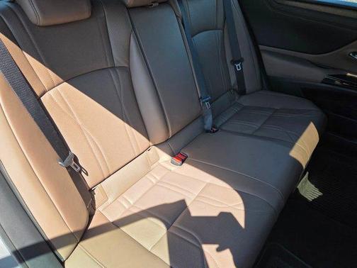 Iridium 2025 Lexus ES 300h Luxury