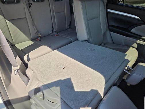 Blizzard Pearl 2018 Toyota Highlander SE