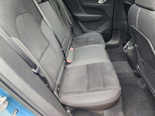 2023 Volvo XC40 B5 Plus Dark Theme