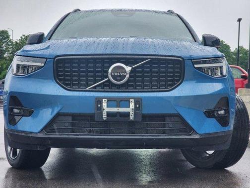 2023 Volvo XC40 B5 Plus Dark Theme