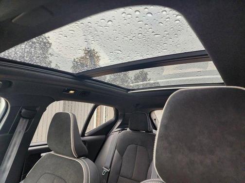 2023 Volvo XC40 B5 Plus Dark Theme