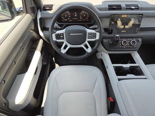 2025 Land Rover Defender 130 P400 X-Dynamic SE