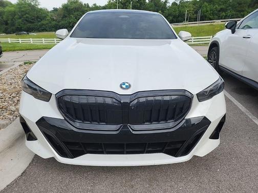 Mineral White Metallic 2024 BMW 530 xDrive