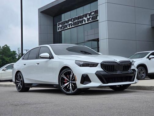 Mineral White Metallic 2024 BMW 530 xDrive