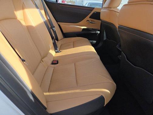 2025 Lexus ES 300h Luxury