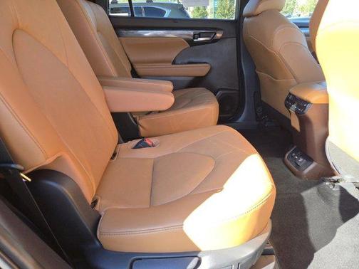 2021 Toyota Highlander Hybrid Platinum