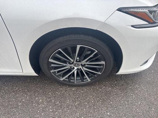 Eminent White Pearl 2024 Lexus ES 300h Base