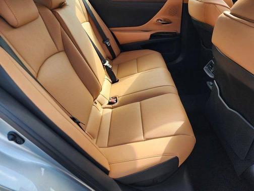 2025 Lexus ES 300h F SPORT Design