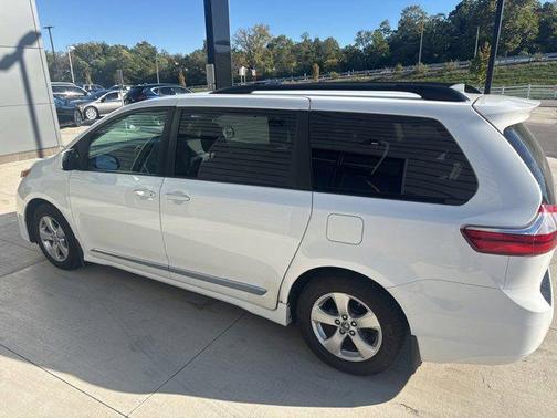 2018 Toyota Sienna LE