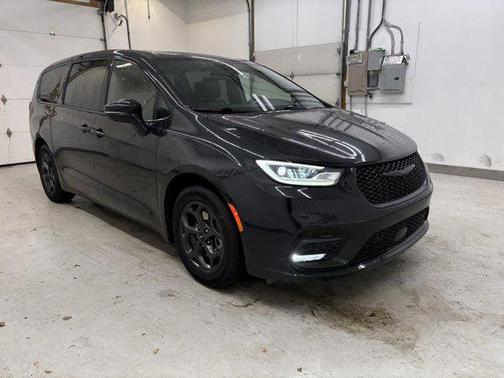 2022 Chrysler Pacifica Hybrid Touring L