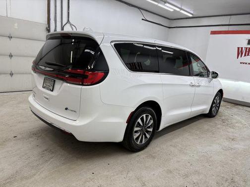 2022 Chrysler Pacifica Hybrid Touring L