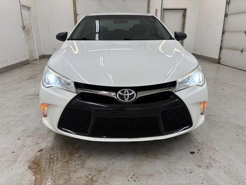 Blizzard Pearl 2016 Toyota Camry SE