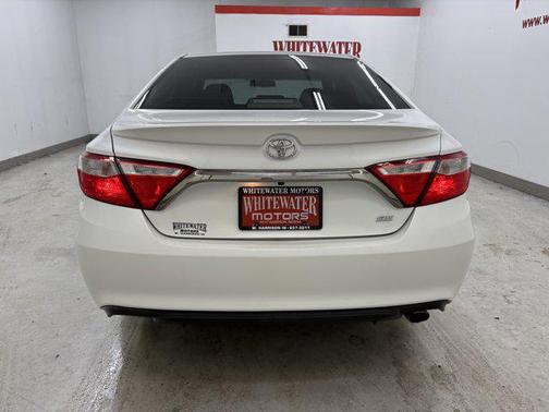 Blizzard Pearl 2016 Toyota Camry SE