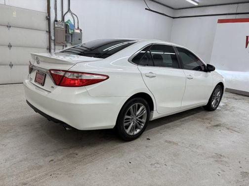 Blizzard Pearl 2016 Toyota Camry SE