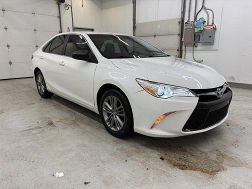 Blizzard Pearl 2016 Toyota Camry SE
