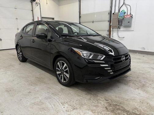 Super Black 2023 Nissan Versa 1.6 SV