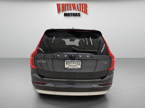 2022 Volvo XC90 T6 Momentum