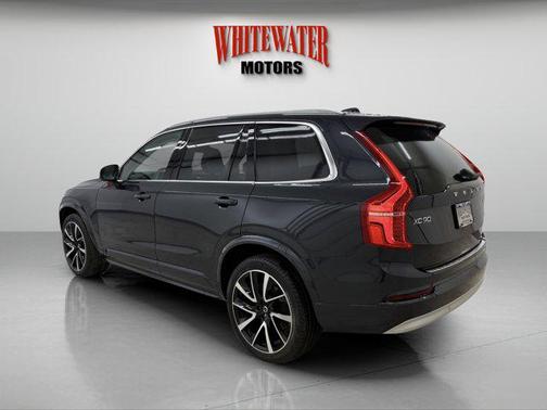 2022 Volvo XC90 T6 Momentum