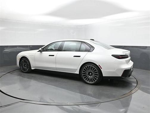 2026 BMW 750e xDrive