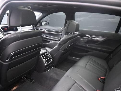 2022 BMW 740 i