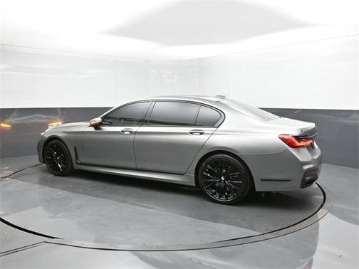2022 BMW 740 i