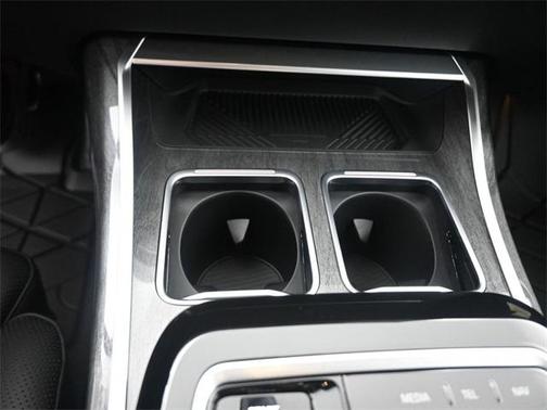 2025 BMW 740 i