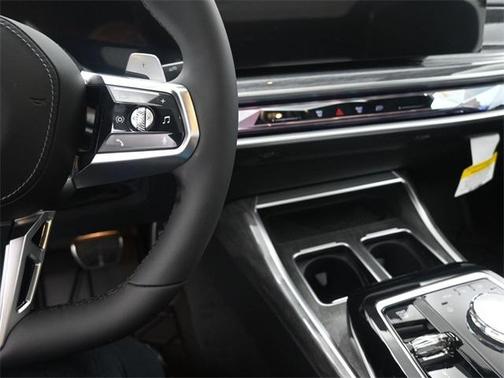 2025 BMW 740 i